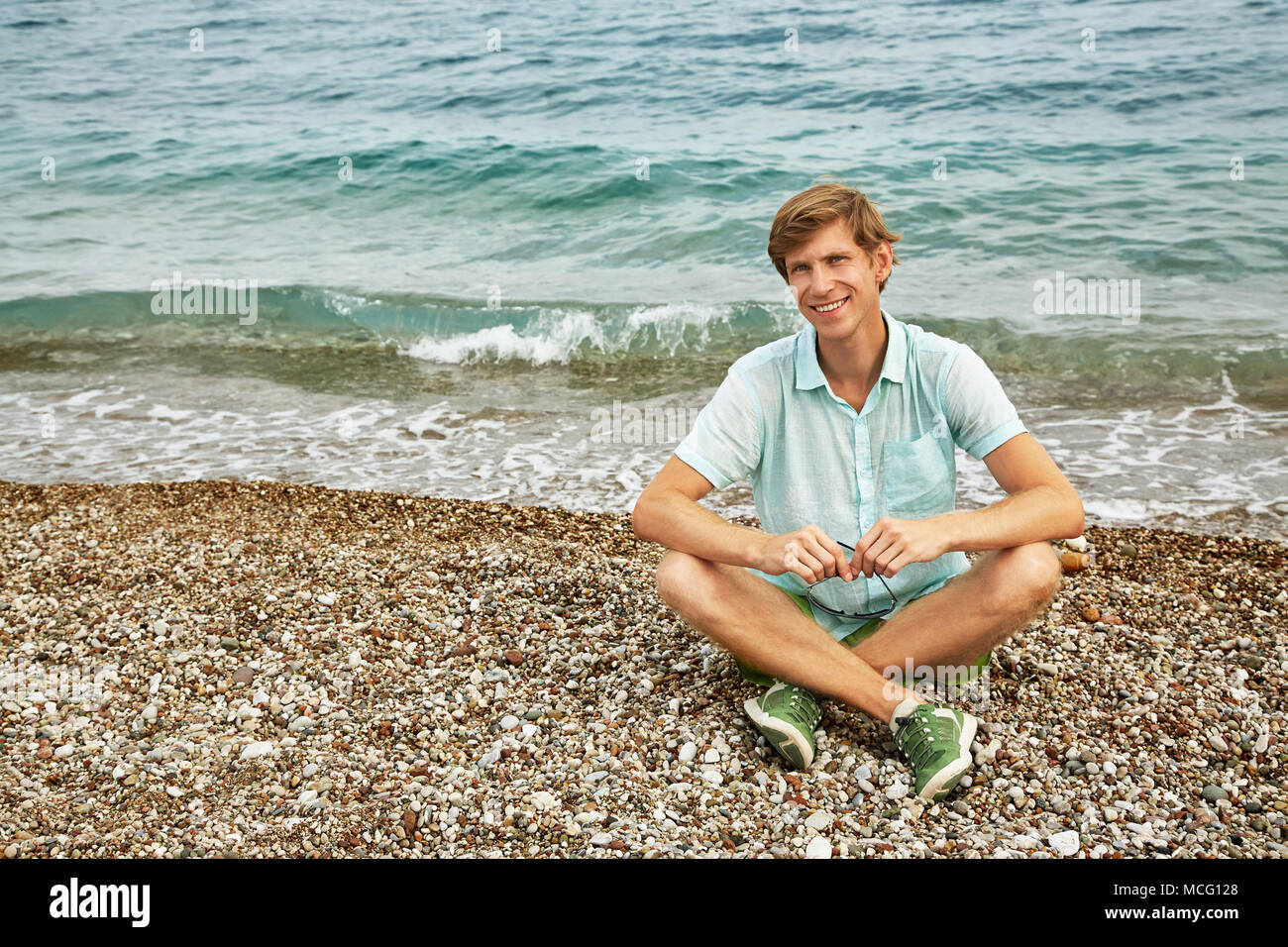 sportlicher Mann am Strand Stockfoto