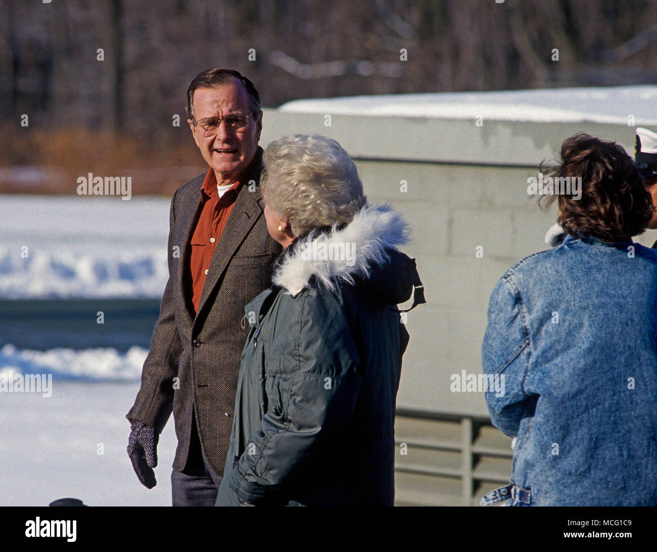 Guymon Maryland, USA, November 24, 1989 Präsident George H.W. Bush und die erste Dame Barbara Bush grüße Premierministerin Margaret Thatcher an der Hubschrauberlandeplatz am Präsidentenrückzug Camp David in Maryland Stockfoto