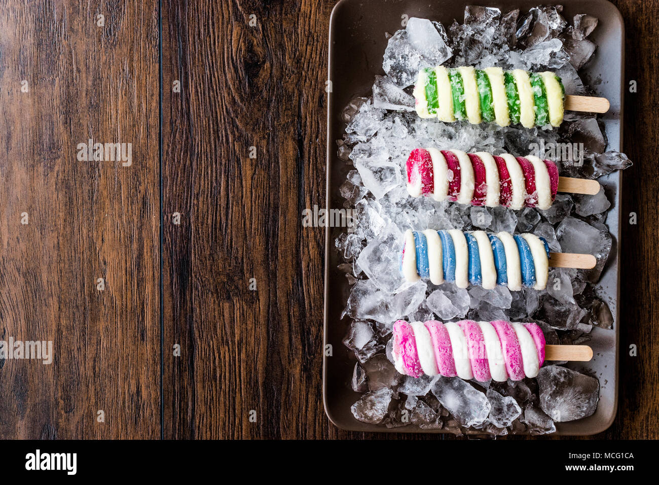Eis am Stiel Eis mit Eis auf dunklen Untergrund. Sommer Dessert Konzept. Stockfoto