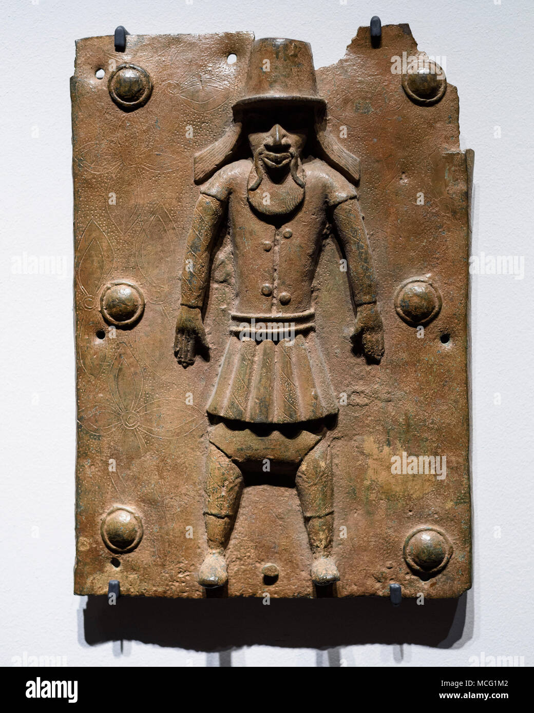 Berlin. Deutschland. Benin Bronzen. Darstellung eines portugiesischen Mann, messingschild. 16./17. Jahrhundert. Von der Royal Court Palace des Königreichs Benin Stockfoto