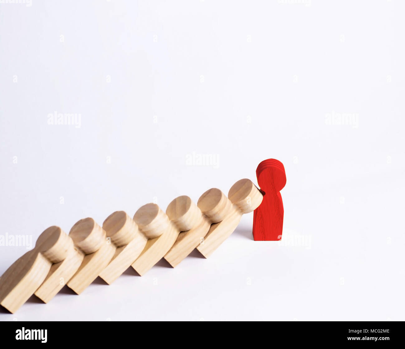 Die Menschen in der Linie fallen wie Dominosteine. Rote Mann hält den Sturz des Menschen wie Dominosteine. Das Konzept der Haltbarkeit und Festigkeit, Geschäftsideen. Willenskraft, st Stockfoto