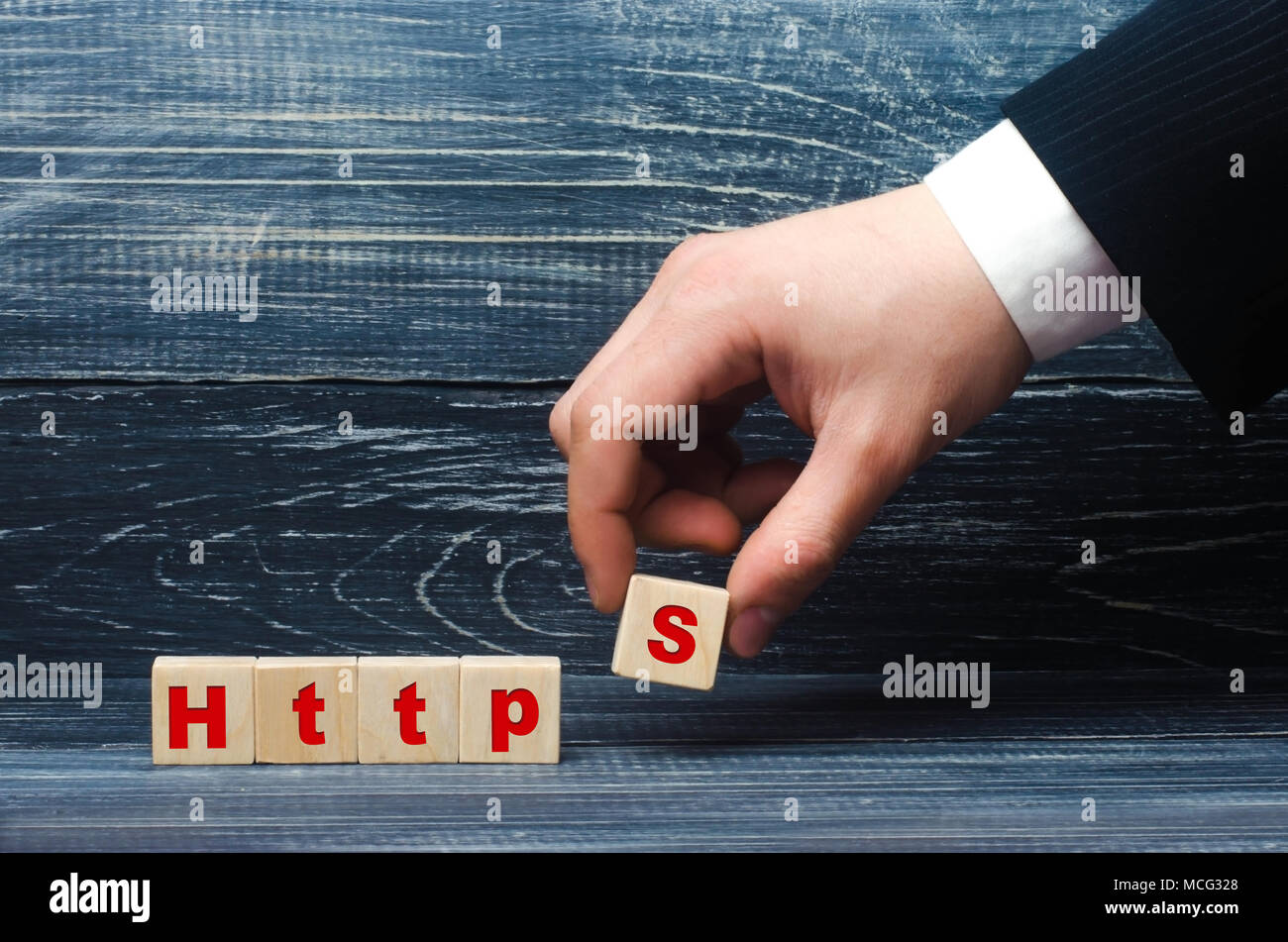 Hand hält einen Würfel, der mit dem Buchstaben "S" mit dem Wort http. Ändern Sie das Protokoll für die Sicherheit und die Übertragung von hypervistext, die Erhöhung der Sicherheit der Wir Stockfoto