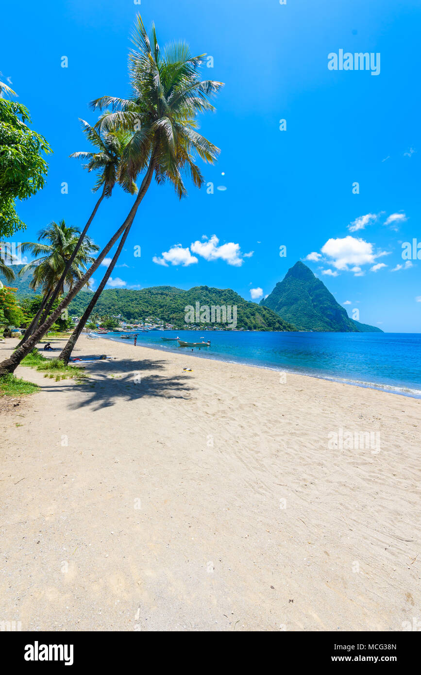 Paradise Beach in Soufriere Bucht mit Blick auf den Piton in der kleinen Stadt Soufriere, St. Lucia, tropischen Insel der Karibik. Stockfoto