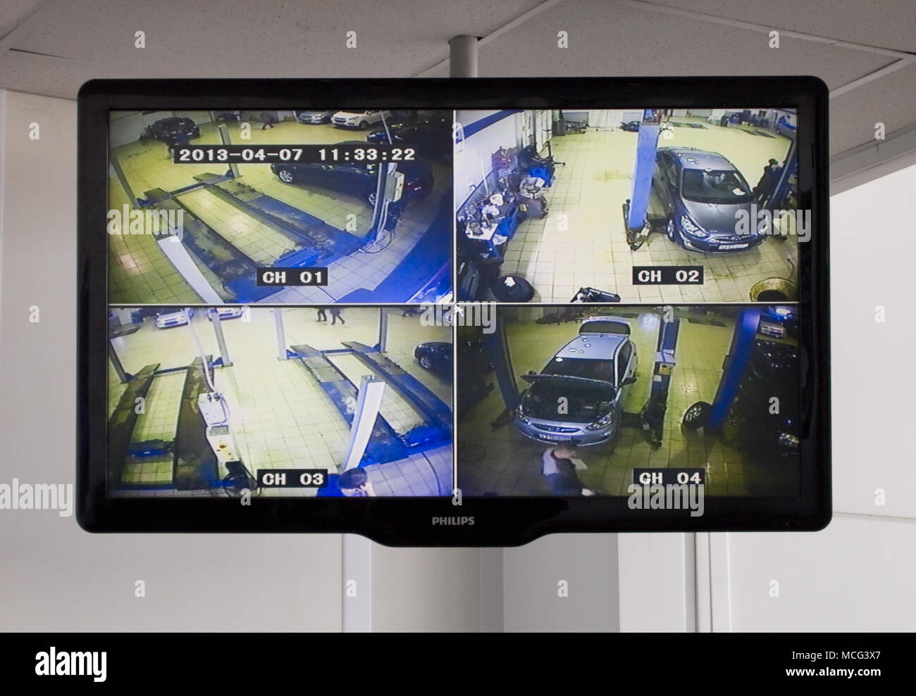 Murmansk, Russland - April 7, 2013: Der Monitor mit dem Bild einer Reparatur Bereich eines Showroom Stockfoto