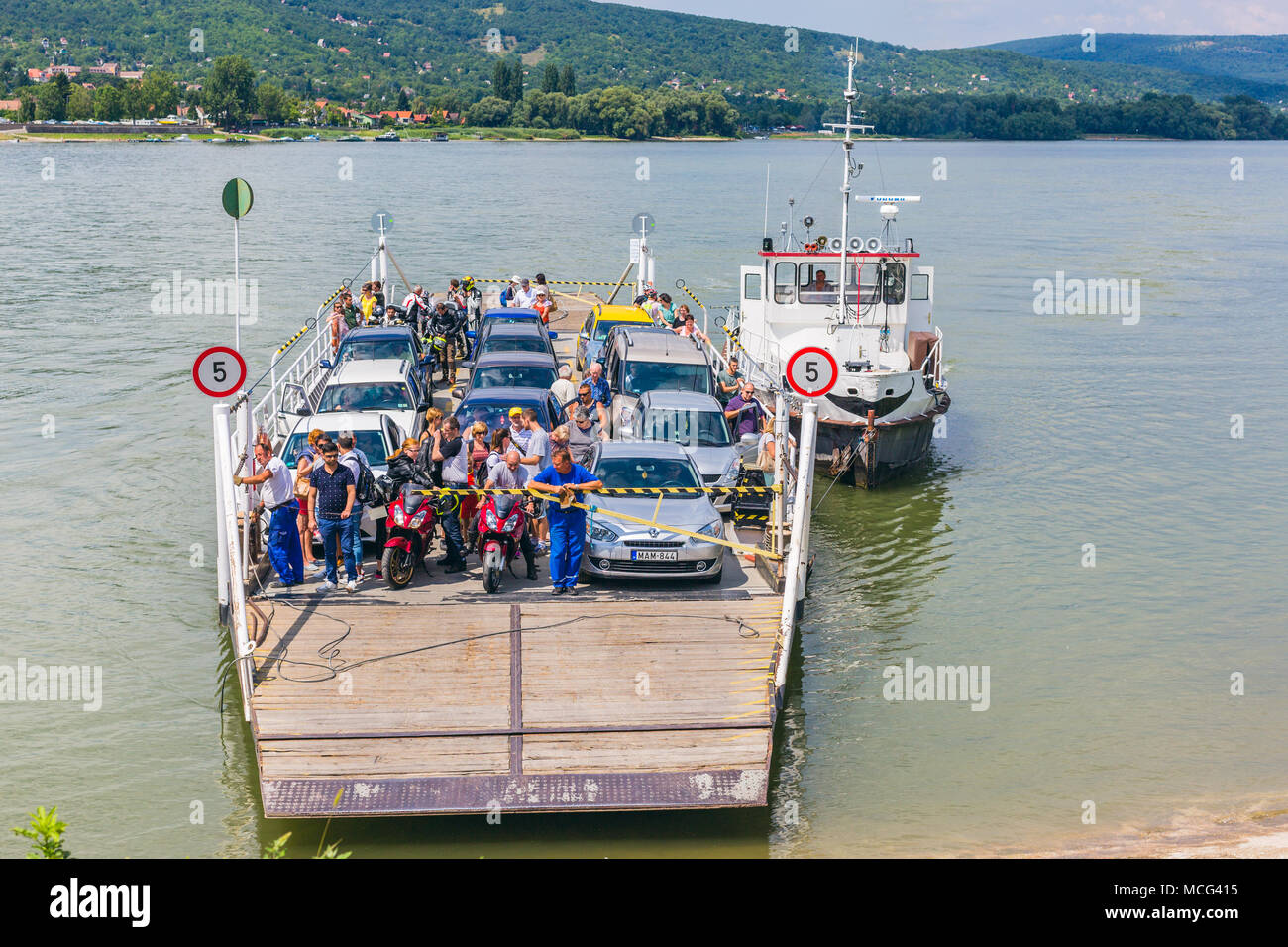 Vac, Ungarn. Juli 16, 2017. Lokalen Fähre über die Donau Transport von Menschen aus Vac Stadt Tahitotfalu, Szentendre Insel, Hunga Stockfoto