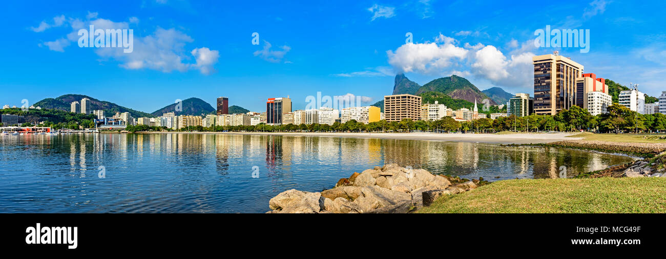 Morgen mit Panoramablick auf den Strand und Botafogo Bucht mit seinen Gebäuden, Boote und Berge in Rio de Janeiro Stockfoto