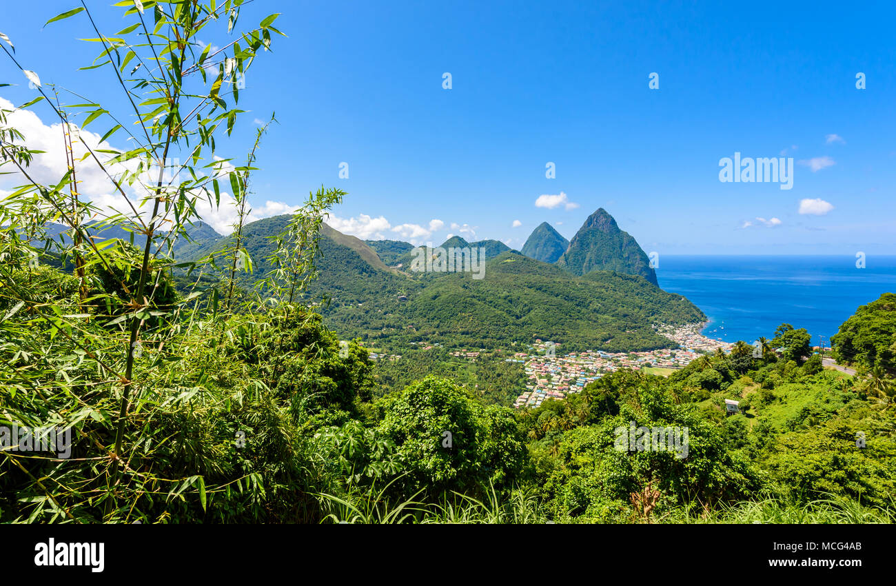 Gros und Petit Pitons in der Nähe von Dorf Soufrière auf der karibischen Insel St. Lucia - tropisches Paradies Landschaft auf Saint Lucia Stockfoto