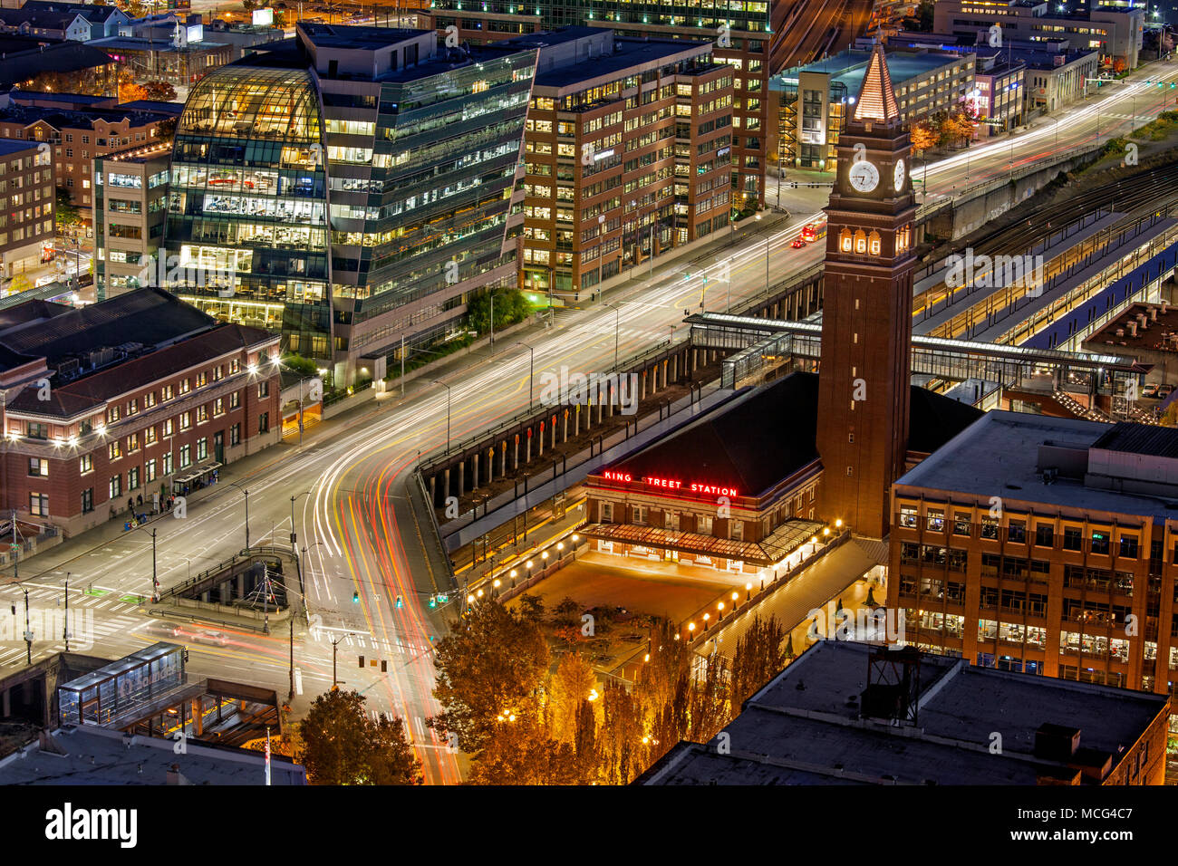WA 14265-00 ... WASHINGTON - Blick auf die King Street Station von der Aussichtsplattform des Smith Tower Stockfoto