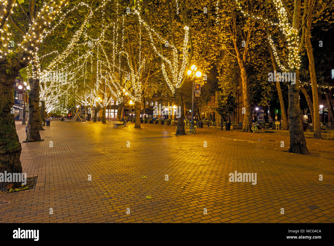 WA 14266-00 ... WASHINGTON - Seattle's Occidental Square bei Nacht. Stockfoto