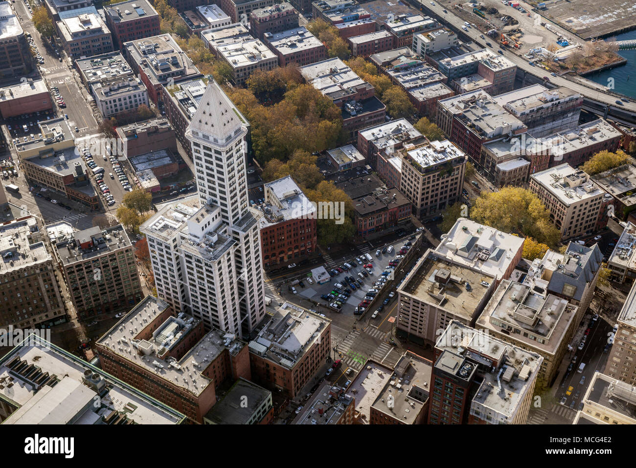 WA 14320-00 ... WASHINGTON - Ansicht des Smith Tower und der Pionier quadratische Fläche von der Sky View Sternwarte auf der 73. Etage des Columbia Center bui Stockfoto