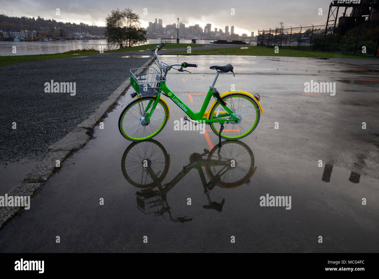 WA 14368-00 ... WASHINGTON - Bike Sharing Programm Kalk Fahrrad an Gas Park in Seattle rany geparkt auf einem nassen Tag. Stockfoto