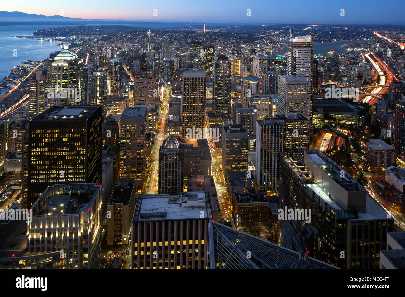 WA 14382-00 ... WASHINGTON - Blick über die Stadt von Seattle aus der Sky View Observatorium auf dem 73Rd floorof der Columbia Center Gebäude. Stockfoto