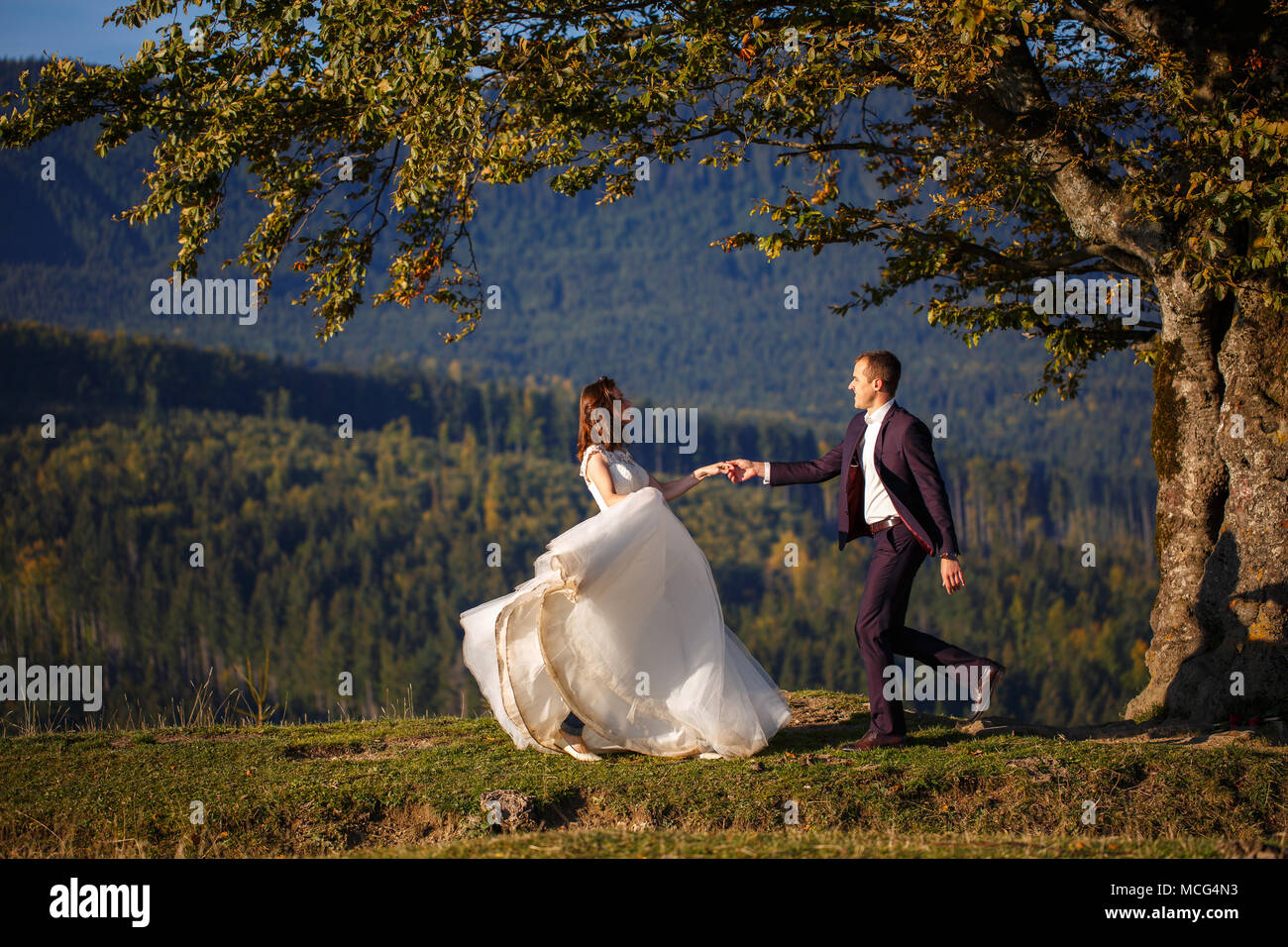Braut und Bräutigam in den Karpaten, Berge, Stockfoto