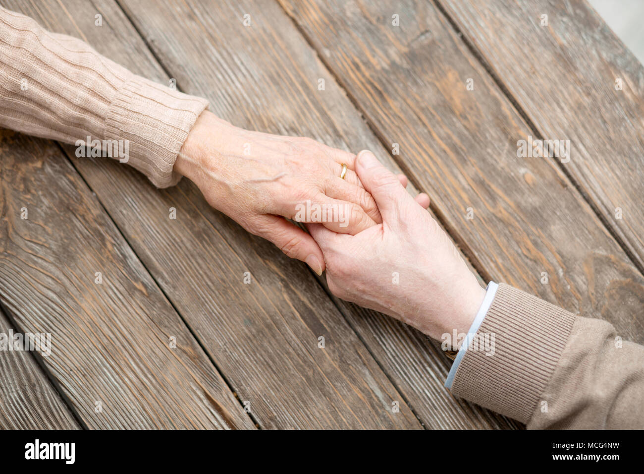 Schön im Alter von Paar hält jeden anderen Hand Stockfoto