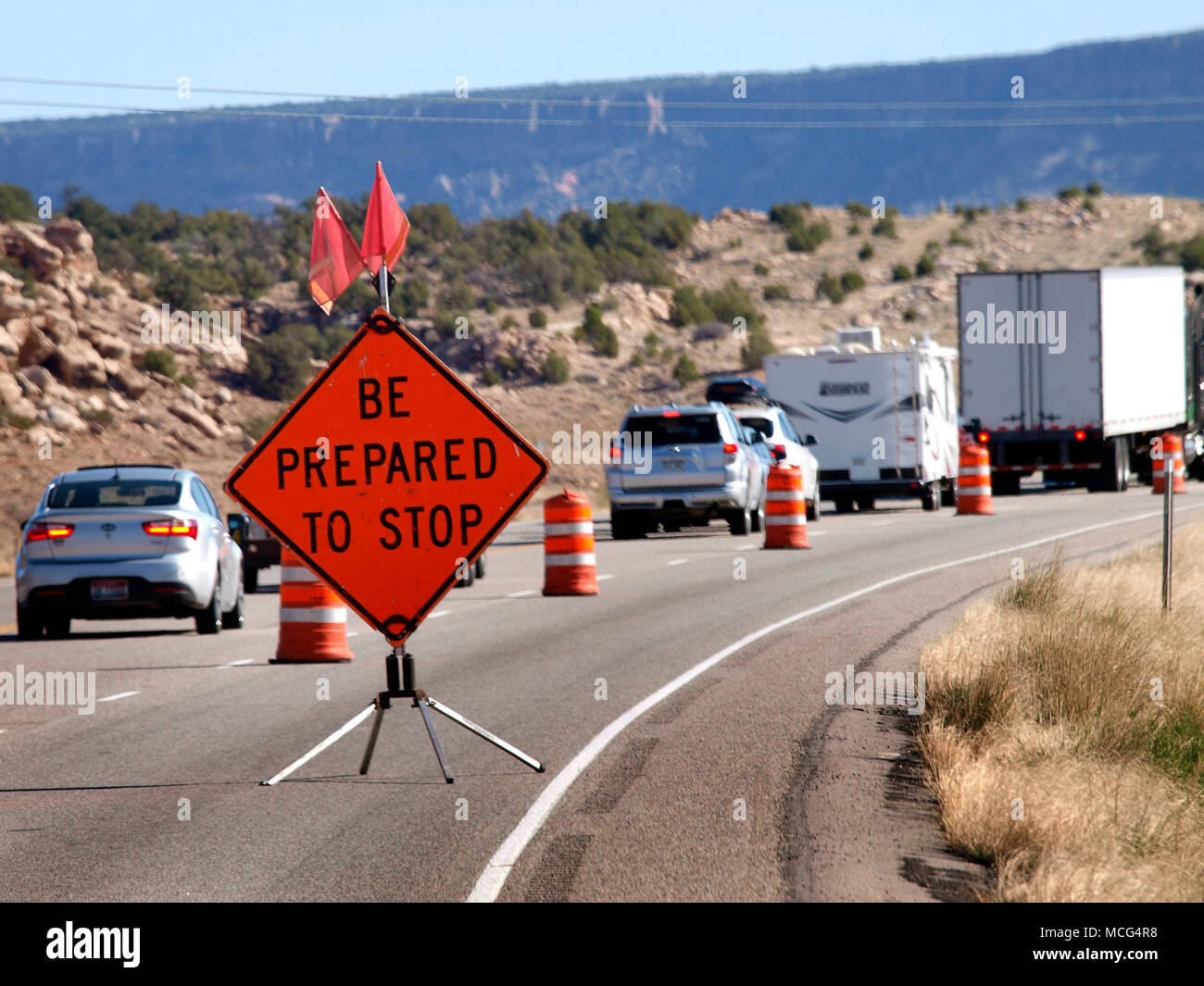 Nach Westen, Touristen füllen die Straßen und Autobahnen müssen erweitert werden. Wie Sie eine zusätzliche Spur auf dem US Highway 191 zwischen den Arches National Park und Canyonlands National Park hinzuzufügen. Stockfoto