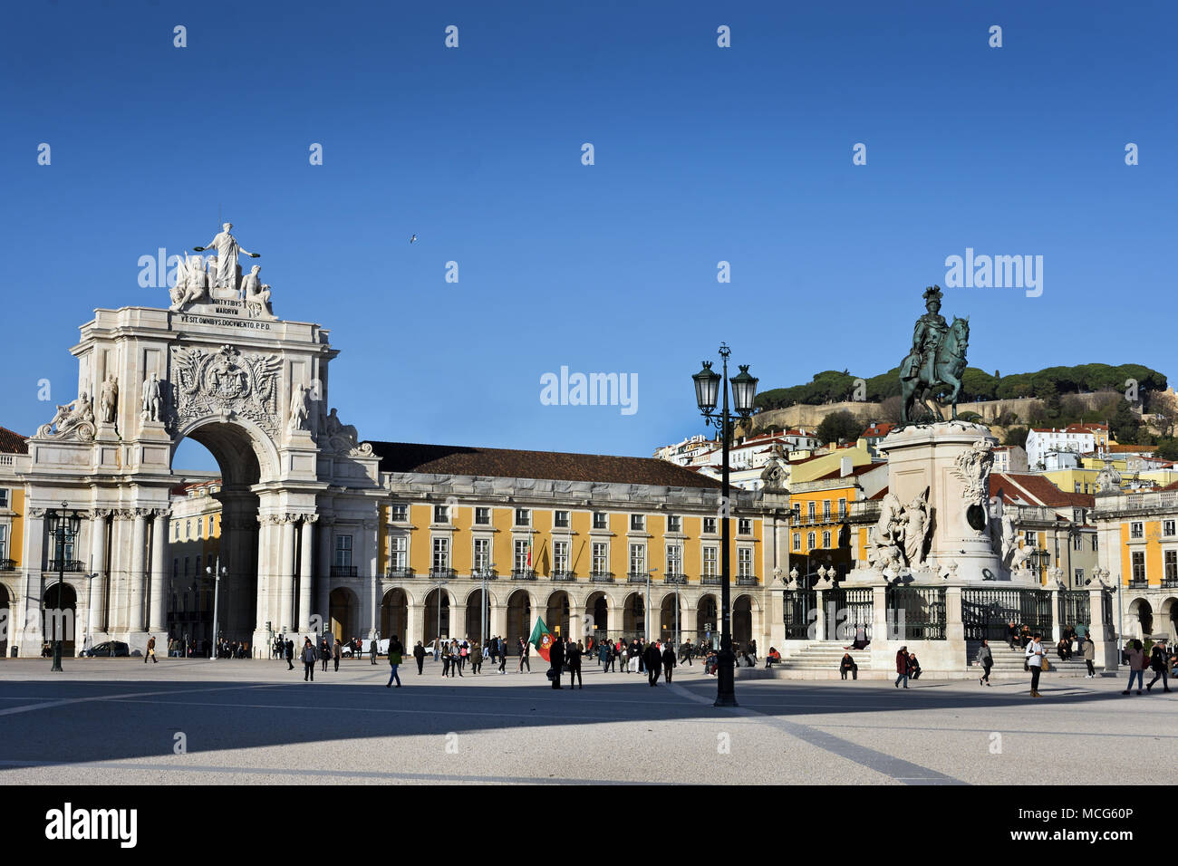 Praco do Comercio Platz (Terreiro do Paco) die Statue von Dom José ICH. (Big Waterfront Plaza wird flankiert bij Kolonnaden und Cafes.) Joseph I. von Portugal, König von Portugal (Arch der Rua Augusta (Arco da Rua Augusta), Lissabon - Lisboa, Portugal PortugueseCommerce Square (Praça do Comercio), Baixa, Stockfoto