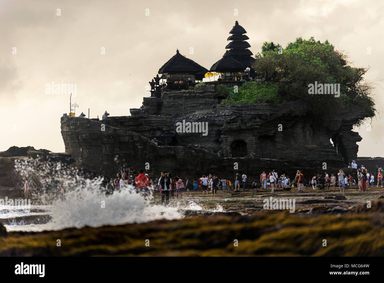 Bali, Indonesien - 9. Juli 2017. Landschaft mit Tanah Lot Tempel während ocean Tide bei Bali Indonesien. Stockfoto