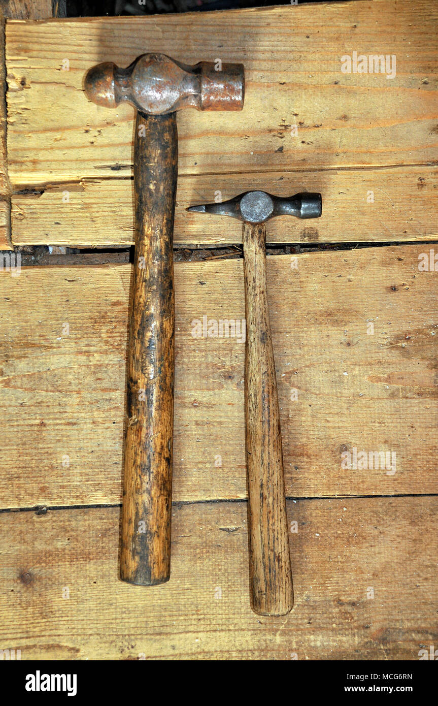 Zwei antike Holz behandelt Hämmer liegen auf Dielen. Stockfoto
