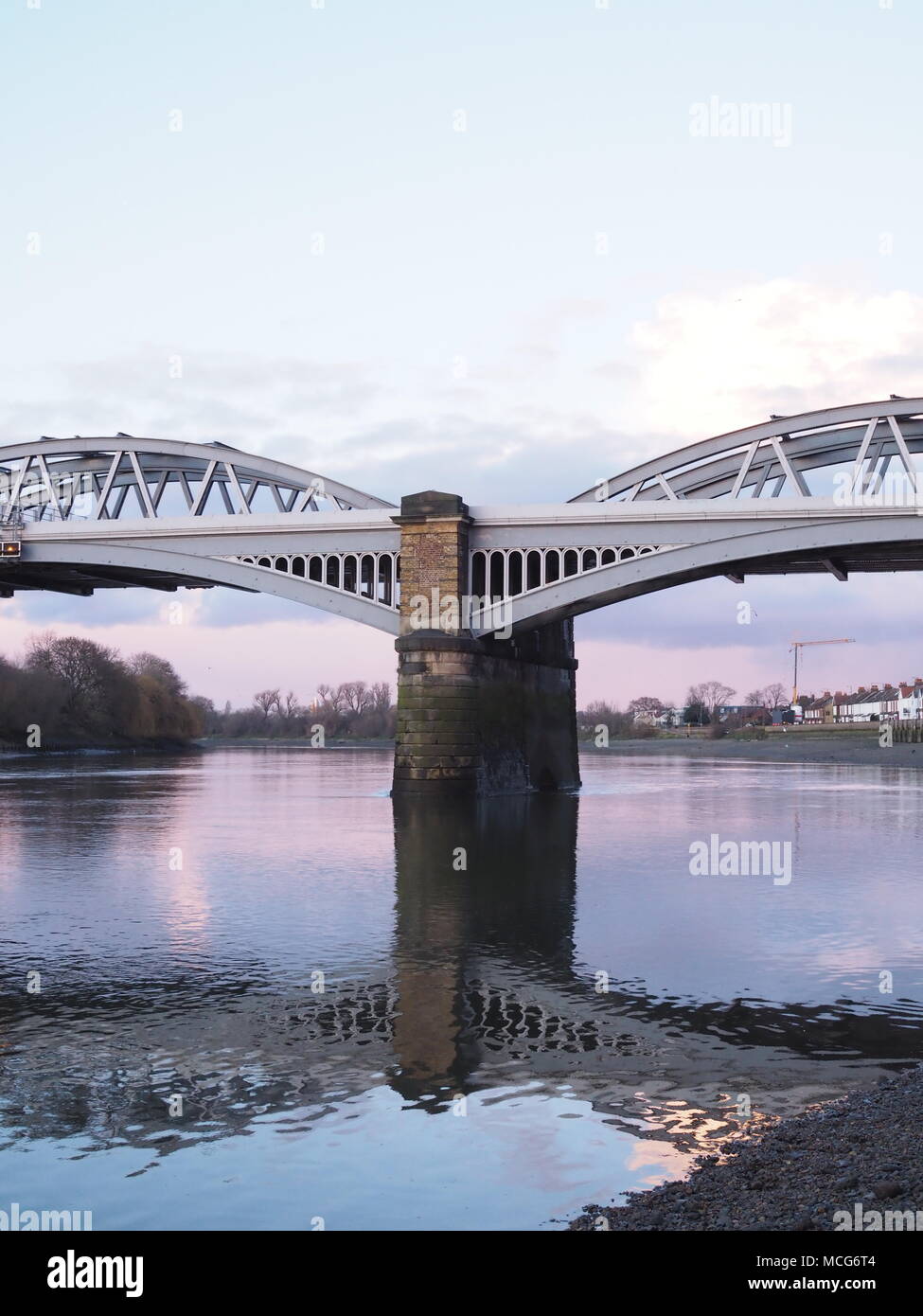 Barnes Bridge in rosa Licht in der Nähe von Sunset Stockfoto