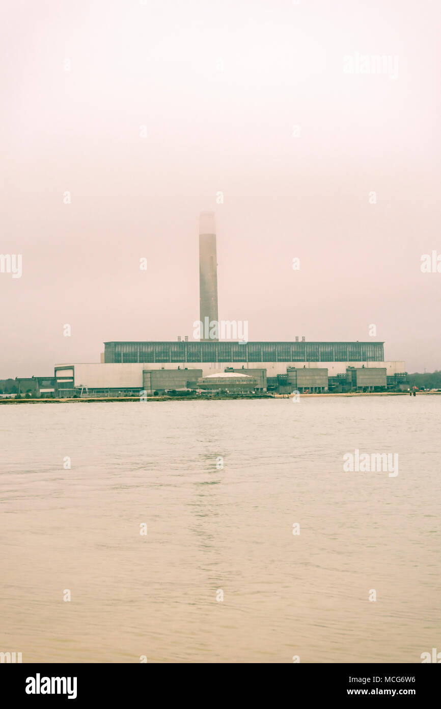 Fawley Power Station, einem geschlossenen oil-fired Power Station, auf der westlichen Seite von Southampton Wasser Februar 2018 befindet sich im Nebel getrübt, England, Großbritannien Stockfoto