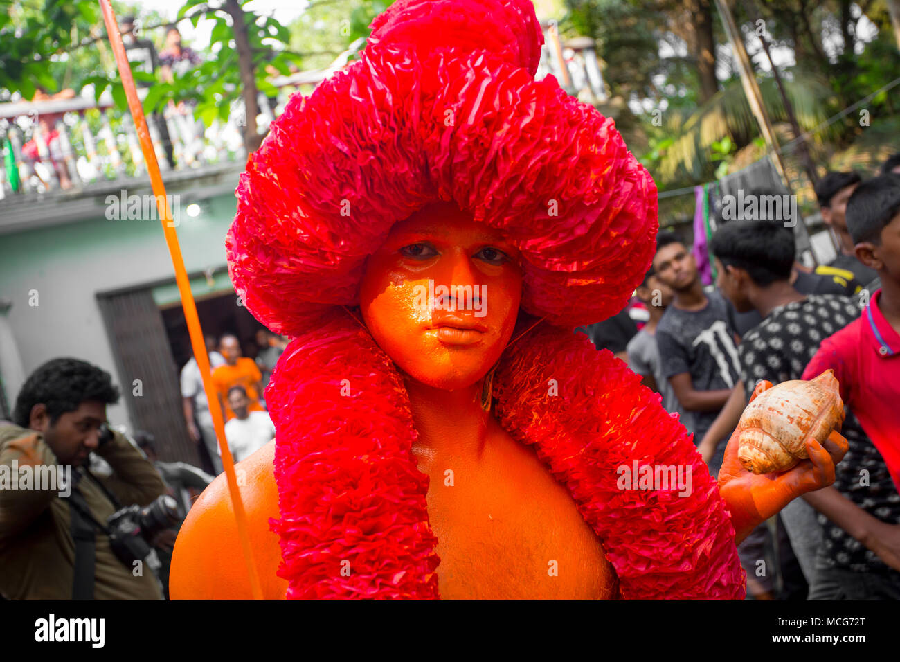 Ein Bangladeshi Hindu devotee Gemeinschaft nimmt Teil an Lal Kach (Rot Glas) Festival während des letzten Tages des bengalischen Kalender. Das Festival ist auch kn Stockfoto