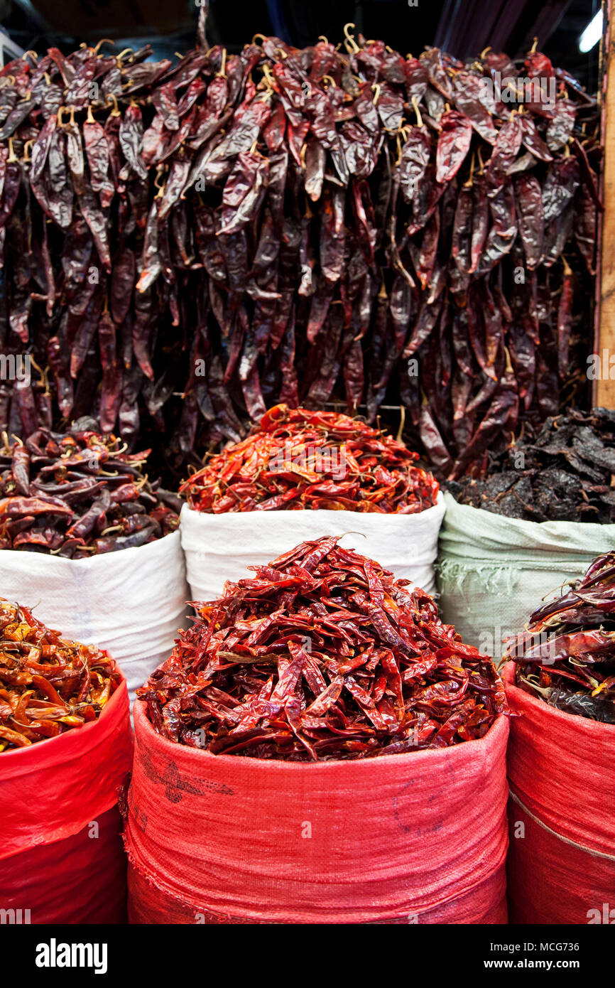 Taschen von getrockneten Chilies zum Verkauf in einem Markt in Oaxaca Oaxaca Stadt, Mexiko Stockfoto