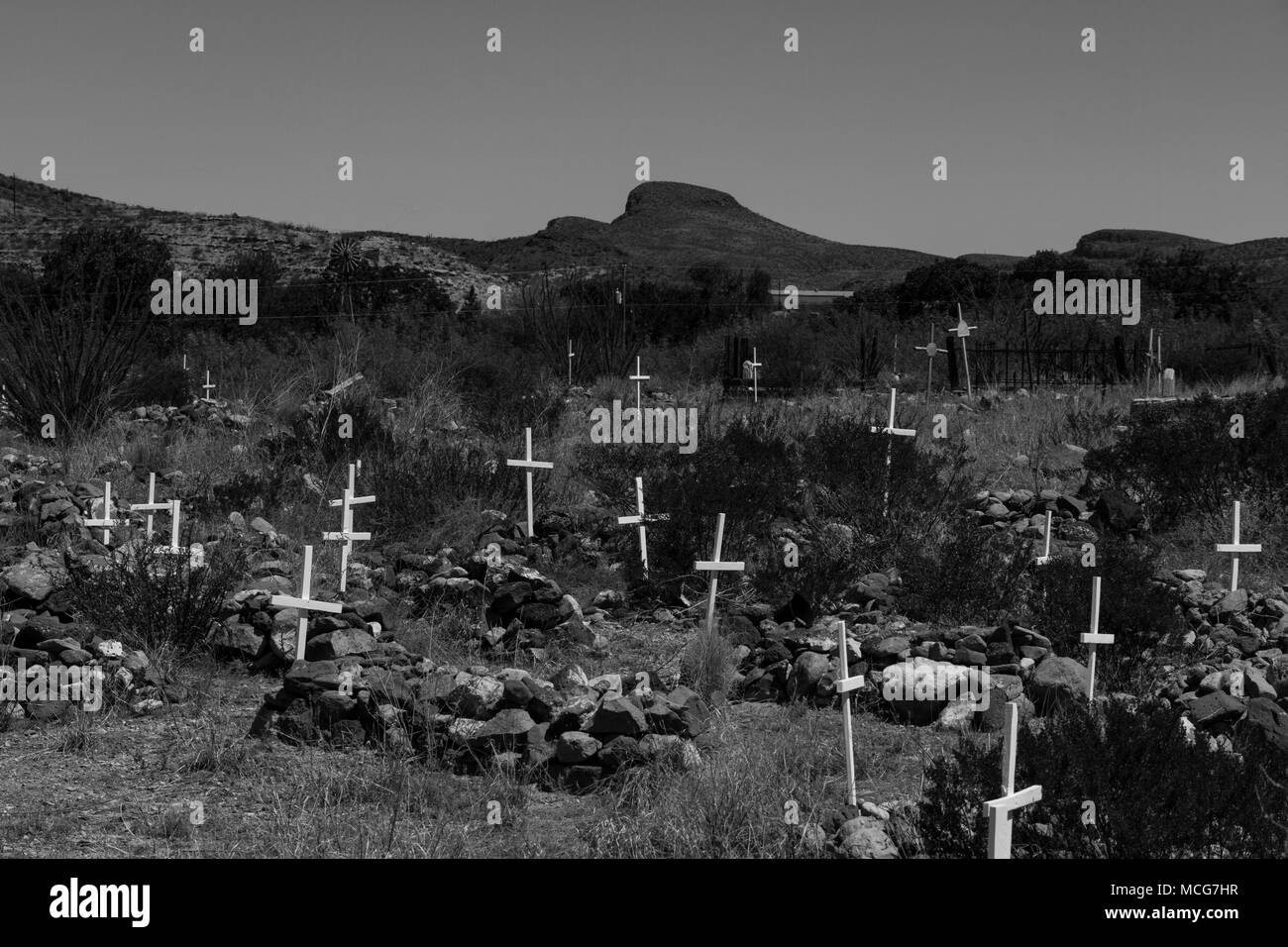 Der kleine Friedhof in der Geisterstadt Terlingua ist mit einfachen Grabstellen der Bergleute für Mercury getötet minning gefüllt. Stockfoto