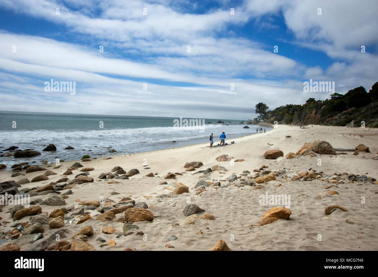 Menschen auf einer kleinen, abgeschiedenen Strand in der Nähe von Malibu, Kalifornien Stockfoto