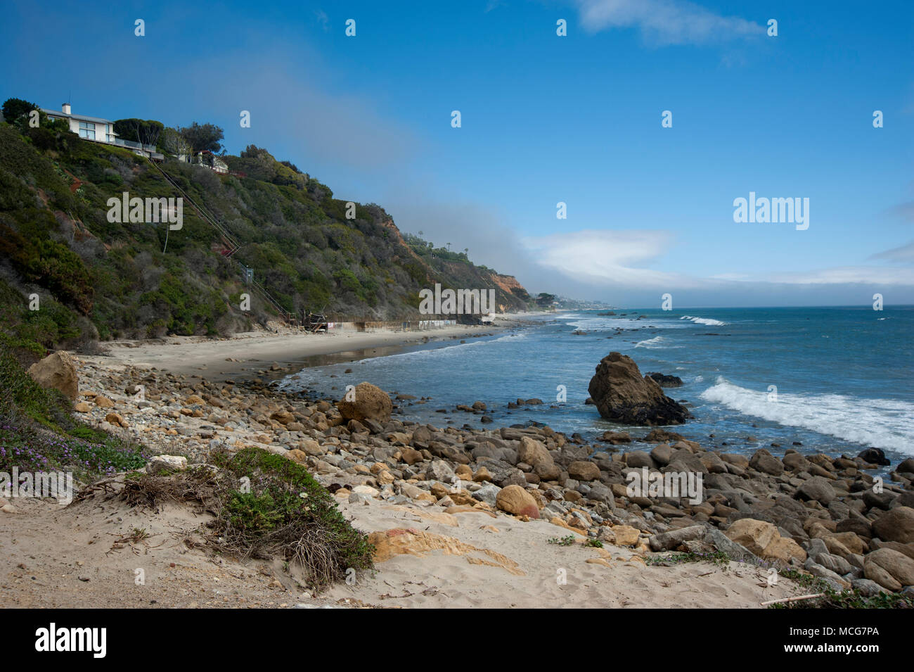 Häuser auf den Klippen mit Blick auf den Pazifischen Ozean im Malibu in Südkalifornien, USA Stockfoto