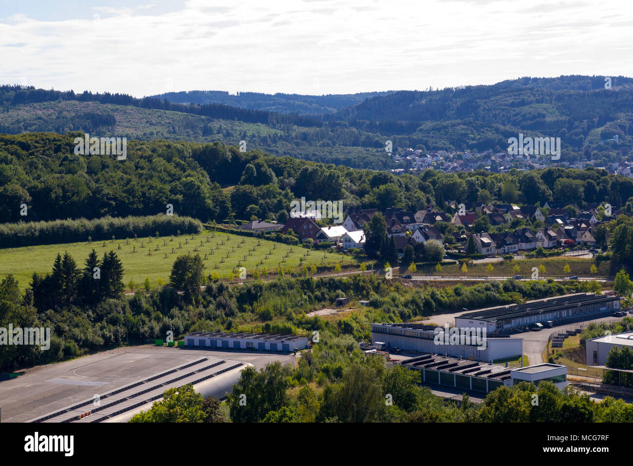 Hemer, Sauerland, Nordrhein-Westfalen, Deutschland - 16. August 2013: Panoramablick über die Stadt Hemer im Sommer Stockfoto