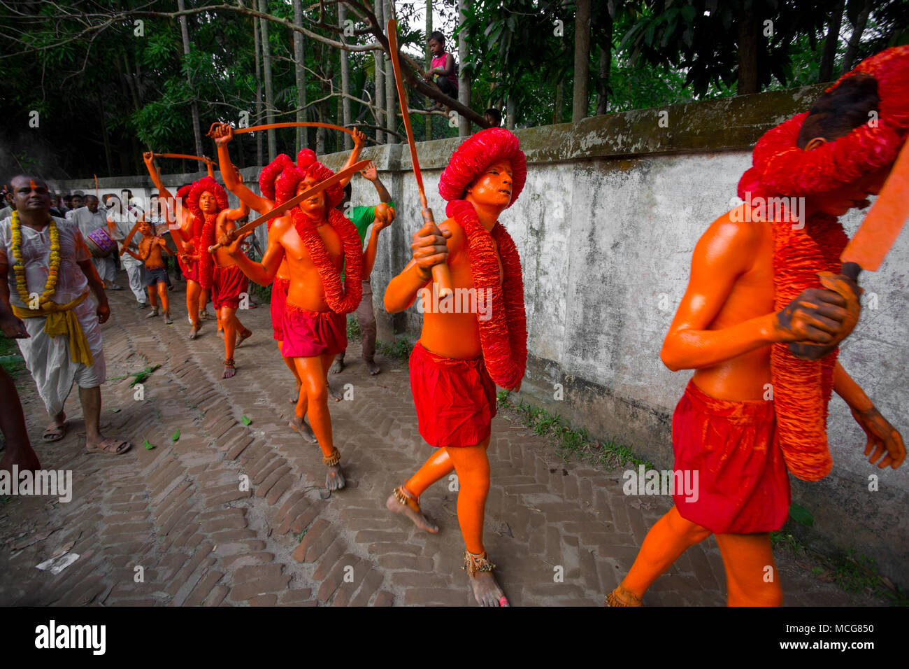 Ein Bangladeshi Hindu devotee Gemeinschaft nimmt Teil an Lal Kach (Rot Glas) Festival während des letzten Tages des bengalischen Kalender. Das Festival ist auch kn Stockfoto