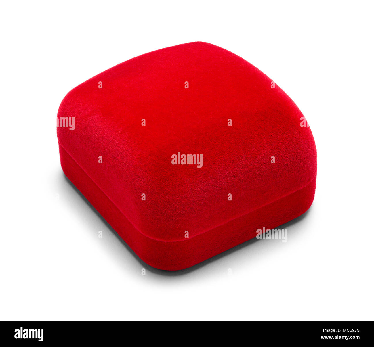 Geschlossenen roten Samt Schmuckschatulle isoliert auf einem weißen Hintergrund. Stockfoto