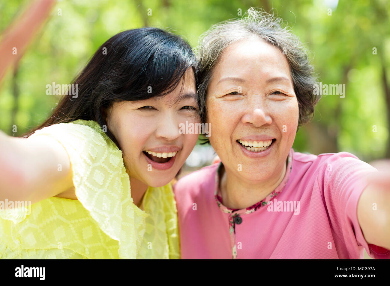 Gerne ältere Mutter und Tochter unter selfie Stockfoto