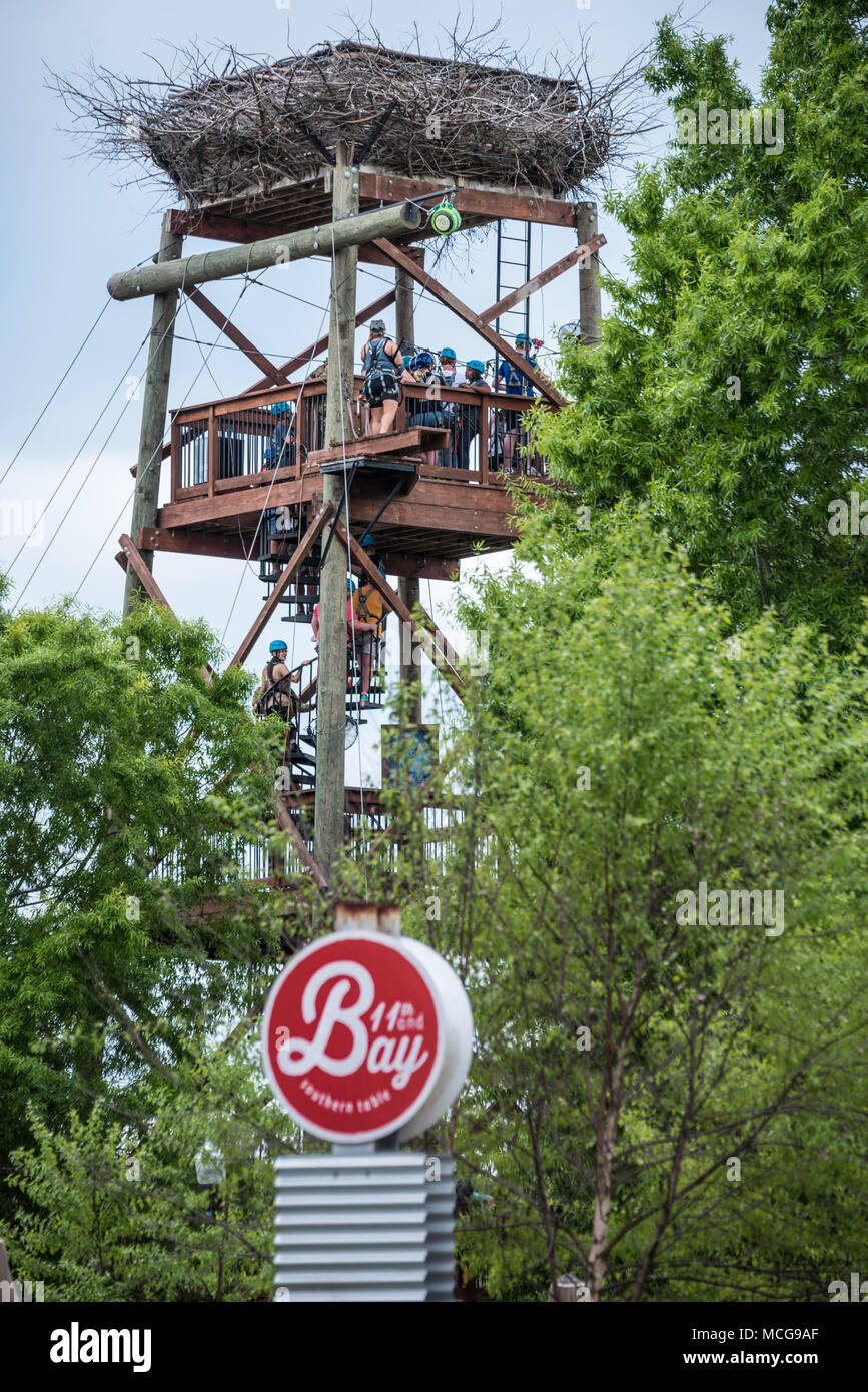 Blue Heron Zipline auf der Columbus Riverwalk bietet duale Ziplines über den Chattahoochee River und Kreuze von Columbus, GA zu Phenix City, AL. Stockfoto