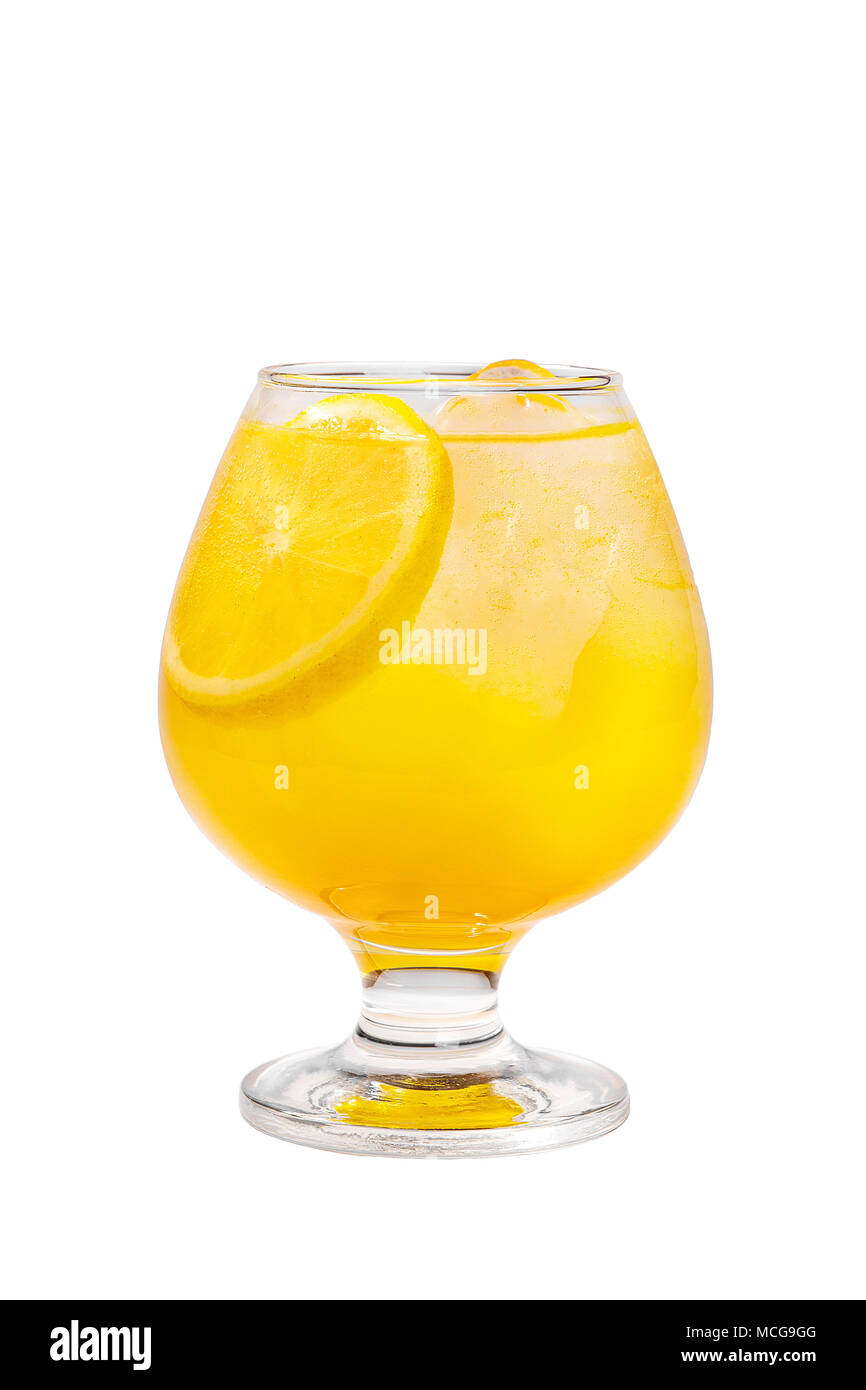Einfarbige Cocktail, Gelb erfrischende in geringen Dicken Glas mit Eiswürfeln und einer runden Scheibe von Orange, Zitrone mit dem Geschmack von Ananas, Melone, pe Stockfoto