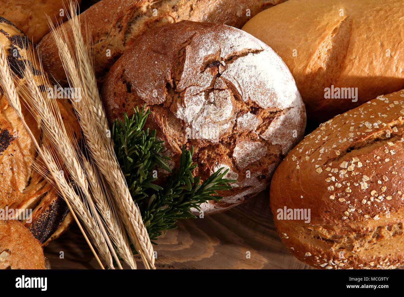 Brot und Brötchen in der heutigen Zeit treten in vielen Arten und Formen nicht nur in Polen, sondern in der ganzen Welt. Stockfoto