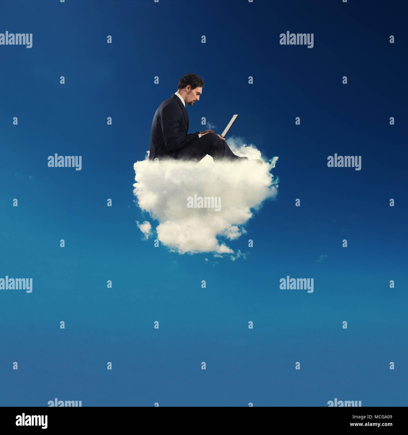 Geschäftsmann mit seinem Laptop über eine Cloud verbunden. Konzept der sozialen Netzwerk und Internet sucht Stockfoto
