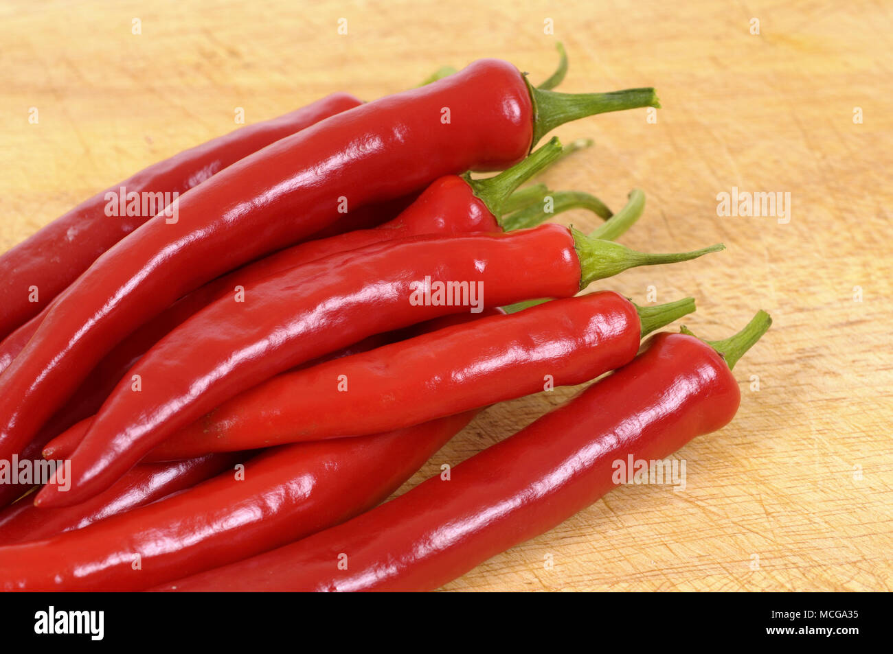 Red chili peppers auf ein Schneidebrett. Stockfoto