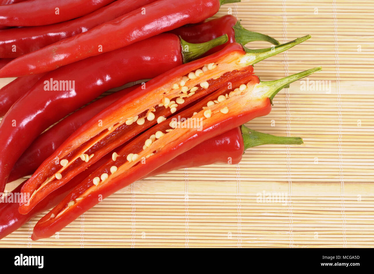 Red chili peppers im Inneren, die Samen in einem Bambus asiatische mat Stockfoto