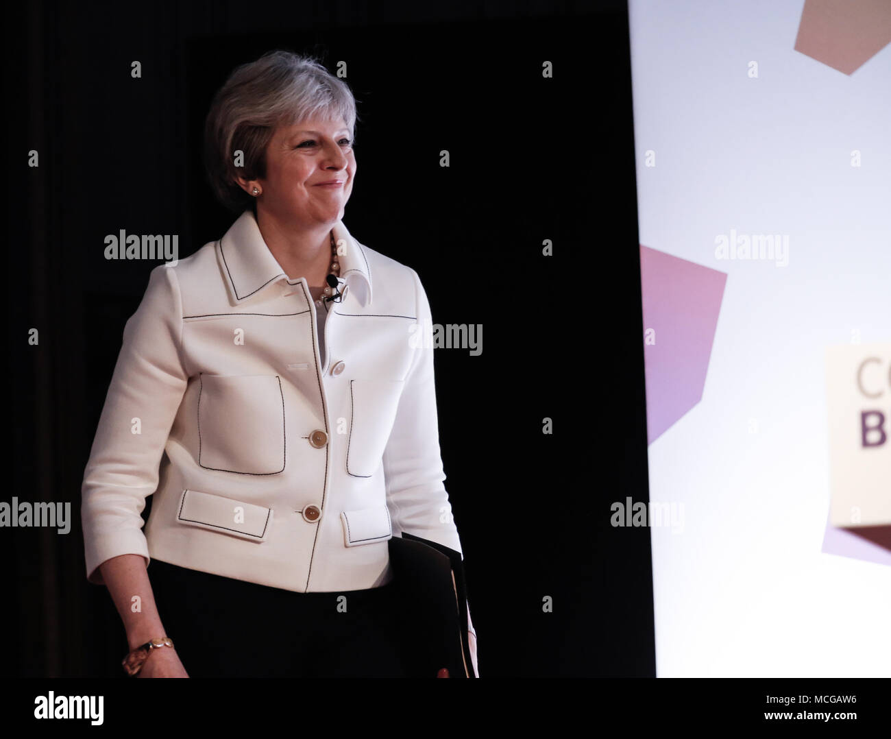 London, Großbritannien, 16. April 2018: Premierminister Theresa May ist ihrer Eröffnungsansprache am Business Forum Eröffnung der Sitzung auf die Bereitstellung einer wohlhabenden Commonwealth für alle während der Tagung der Regierungschefs des Commonwealth in London geben. Quelle: Michal Busko/Alamy leben Nachrichten Stockfoto