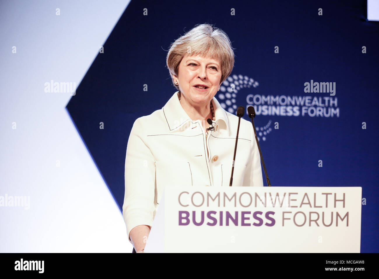 London, Großbritannien, 16. April 2018: Premierminister Theresa May ist ihrer Eröffnungsansprache am Business Forum Eröffnung der Sitzung auf die Bereitstellung einer wohlhabenden Commonwealth für alle während der Tagung der Regierungschefs des Commonwealth in London geben. Quelle: Michal Busko/Alamy leben Nachrichten Stockfoto