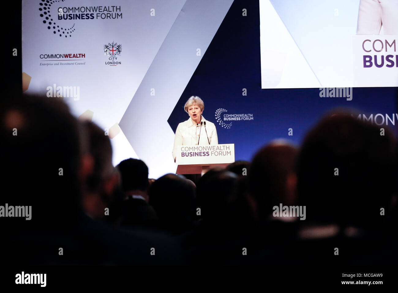London, Großbritannien, 16. April 2018: Premierminister Theresa May ist ihrer Eröffnungsansprache am Business Forum Eröffnung der Sitzung auf die Bereitstellung einer wohlhabenden Commonwealth für alle während der Tagung der Regierungschefs des Commonwealth in London geben. Quelle: Michal Busko/Alamy leben Nachrichten Stockfoto