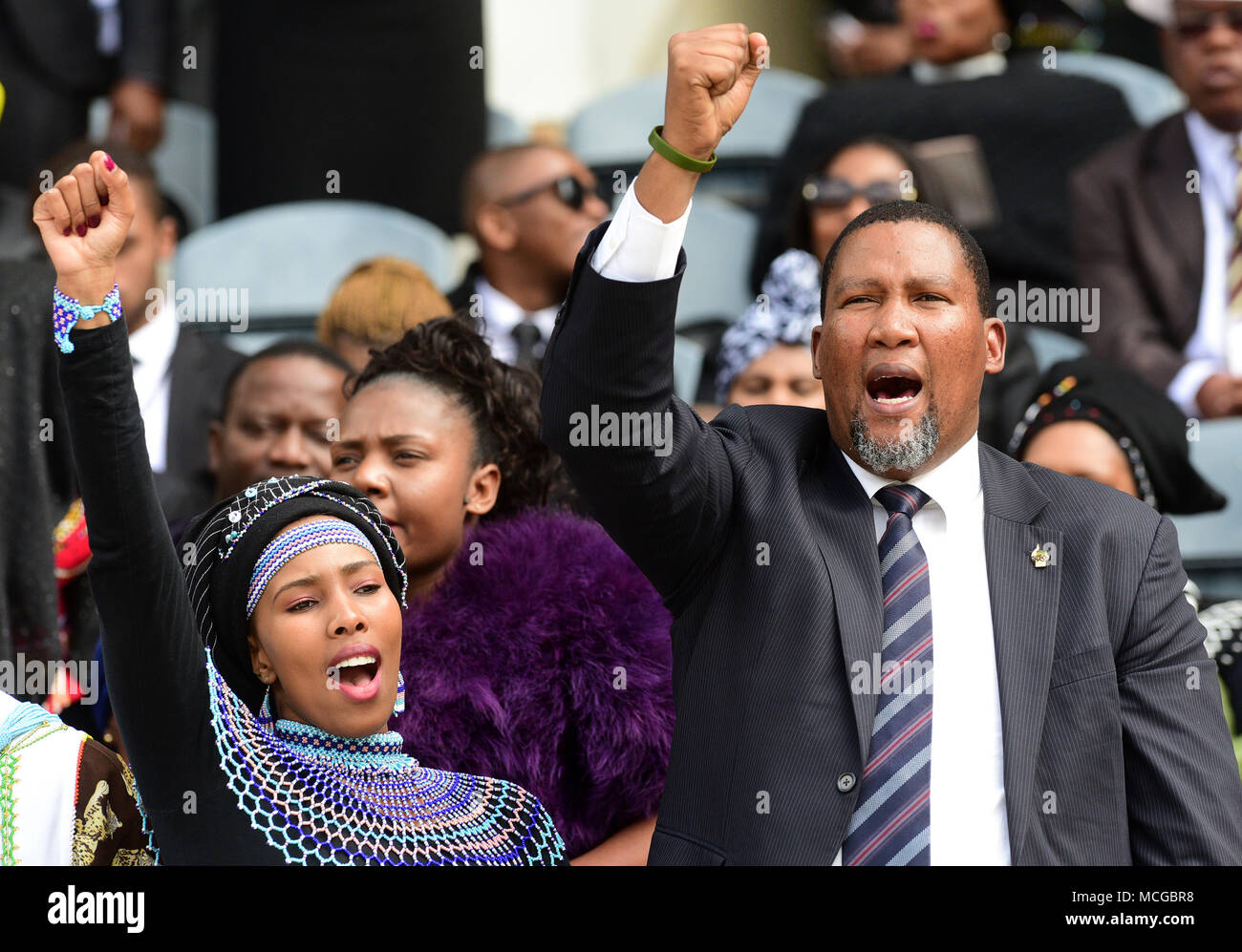 Nodiyala Mandela L Mit Ihrem Ehemann Chef Des Mvezo Traditionellen Rat Und Der Enkel Von Nelson Mandela Mandla Mandela Wahrend Der Winnie Mandela Beerdigung Orlando Am Stadion Gesehen In Soweto Winnie Mandela