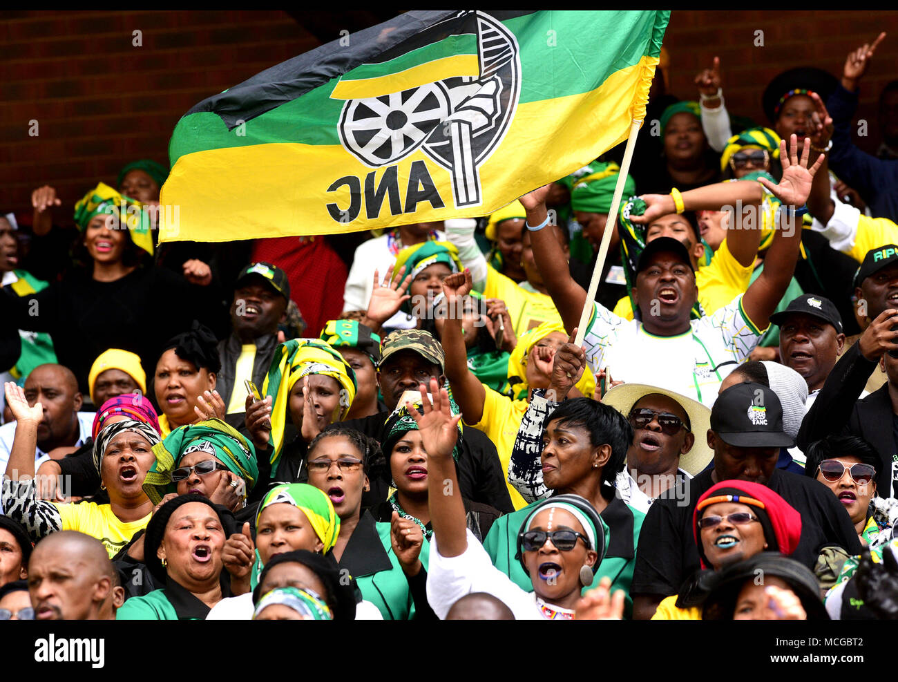 African National Congress Frauen Liga (ANCWL) Mitgliedern gesehen Gesang während der Winnie Mandela Beerdigung Orlando am Stadion in Soweto. Winnie Mandela, die ex-Frau von Nelson Mandela in Johannesburg am 2. April 2018 bestanden, nach langer Krankheit im Alter von 81 Jahren, die Beerdigung wurde gefeiert, nicht-rassistische Südafrika Traum, in der Menschen Verstand zu halten. Stockfoto
