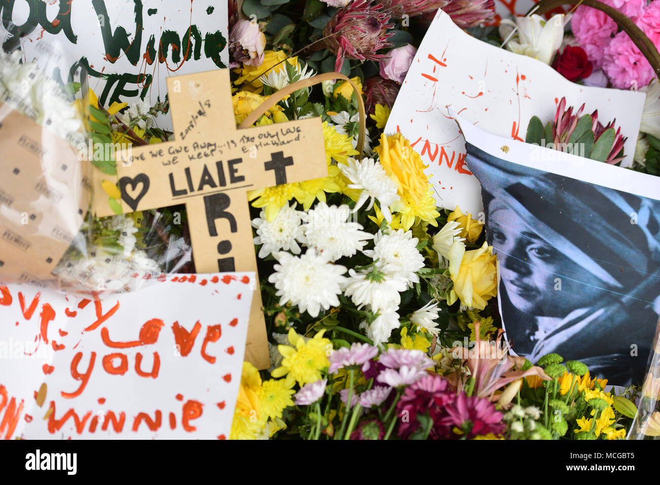 Blumen außerhalb der Tore des Winnie Mandela Haus in Orlando East home gesehen. Winnie Mandela, die ex-Frau von Nelson Mandela in Johannesburg am 2. April 2018 bestanden, nach langer Krankheit im Alter von 81 Jahren, die Beerdigung wurde gefeiert, nicht-rassistische Südafrika Traum, in der Menschen Verstand zu halten. Stockfoto