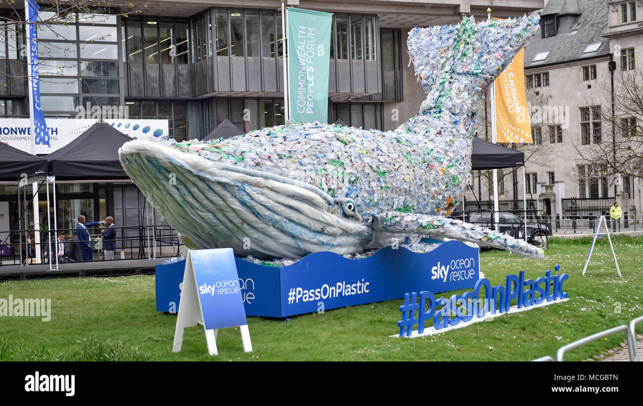 London, Großbritannien. 16. April 2018. "Plasticus', ein 10 m Wal von einer Viertel Tonne aus Kunststoff die Menge, die in den Ozeanen der Welt, jede Sekunde, als Teil des Sky Ocean Rescue Kampagne zu repräsentieren, ist außerhalb des Queen Elizabeth II Conference Centre in Westminster gesehen. Im Conference Center, Tag eins des Commonwealth Regierungschefs Treffen 2018 findet statt mit einer Strategie Kunststoff Verschmutzung innerhalb des Commonwealth auf der Tagesordnung. Credit: Stephen Chung/Alamy leben Nachrichten Stockfoto