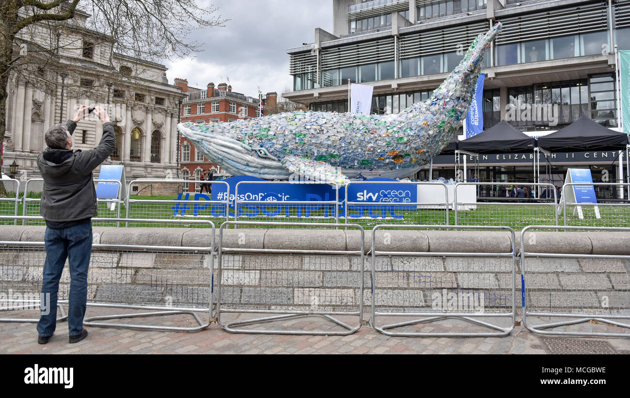 London, Großbritannien. 16. April 2018. "Plasticus', ein 10 m Wal von einer Viertel Tonne aus Kunststoff die Menge, die in den Ozeanen der Welt, jede Sekunde, als Teil des Sky Ocean Rescue Kampagne zu repräsentieren, ist außerhalb des Queen Elizabeth II Conference Centre in Westminster gesehen. Im Conference Center, Tag eins des Commonwealth Regierungschefs Treffen 2018 findet statt mit einer Strategie Kunststoff Verschmutzung innerhalb des Commonwealth auf der Tagesordnung. Credit: Stephen Chung/Alamy leben Nachrichten Stockfoto