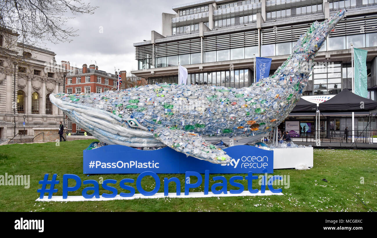 London, Großbritannien. 16. April 2018. "Plasticus', ein 10 m Wal von einer Viertel Tonne aus Kunststoff die Menge, die in den Ozeanen der Welt, jede Sekunde, als Teil des Sky Ocean Rescue Kampagne zu repräsentieren, ist außerhalb des Queen Elizabeth II Conference Centre in Westminster gesehen. Im Conference Center, Tag eins des Commonwealth Regierungschefs Treffen 2018 findet statt mit einer Strategie Kunststoff Verschmutzung innerhalb des Commonwealth auf der Tagesordnung. Credit: Stephen Chung/Alamy leben Nachrichten Stockfoto