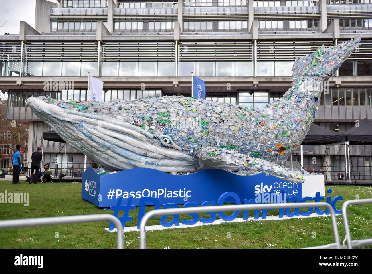 London, Großbritannien. 16. April 2018. "Plasticus', ein 10 m Wal von einer Viertel Tonne aus Kunststoff die Menge, die in den Ozeanen der Welt, jede Sekunde, als Teil des Sky Ocean Rescue Kampagne zu repräsentieren, ist außerhalb des Queen Elizabeth II Conference Centre in Westminster gesehen. Im Conference Center, Tag eins des Commonwealth Regierungschefs Treffen 2018 findet statt mit einer Strategie Kunststoff Verschmutzung innerhalb des Commonwealth auf der Tagesordnung. Credit: Stephen Chung/Alamy leben Nachrichten Stockfoto