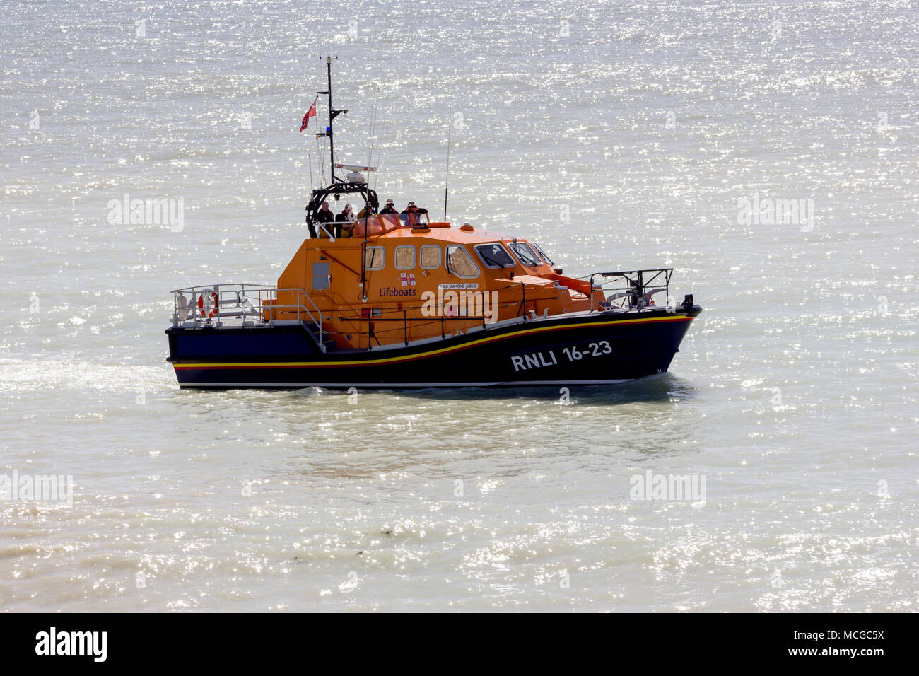 Birling Gap, Vereinigtes Königreich. 16. April 2018. Die RNLI allen Wetter- und Küstenfischerei Rettungsboote, die von der Küstenwache unterstützt weiterhin den Strand und Felsen in der Nähe Birling Gap an der Küste von East Sussex zu folgenden Berichten, dass der Einzelne von der Klippe über Nacht gefallenen suchen. Update: Eine spätere Suche leider in der Wiederherstellung eines Körpers aus dem Bereich geführt. Credit: Alan Fraser Stockfoto